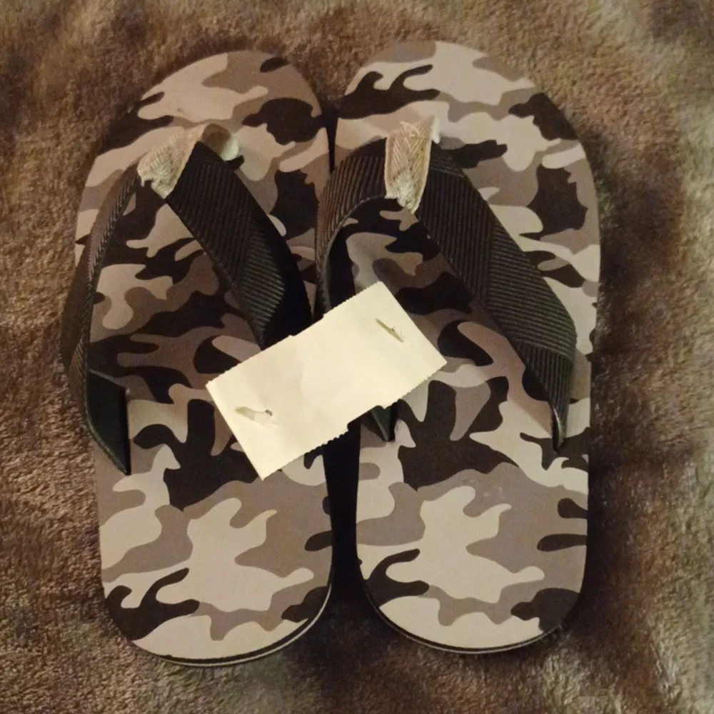 NWT BOYS BALENCE BLACK CAMO FLIP FLOPS SIZE 13/1